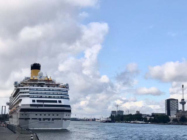 Costa Favolosa aan de Cruise Terminal Rotterdam